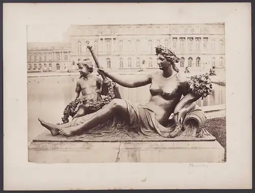 Fotografie unbekannter Fotograf, Ansicht Versailles, Plastik Frauenakt und Putte im Schlosspark, Grossformat 31 x 24cm
