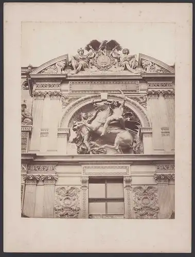 Fotografie unbekannter Fotograf, Ansicht Paris, Musee Louvre, Fassade mit Statuen & Relief's, Grossformat 32 x 24cm