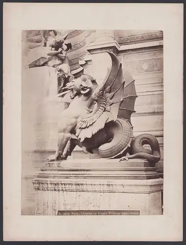 Fotografie unbekannter Fotograf, Ansicht Paris, Chimere en Bronze Fontaine Saint-Michel, Grossformat 31 x 24cm