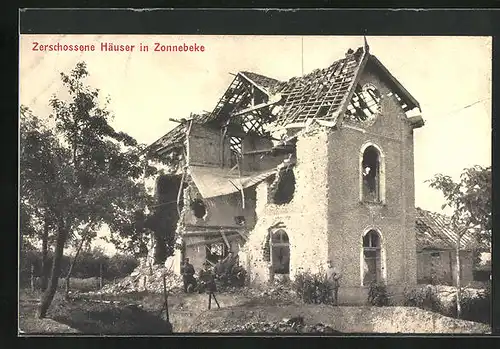 AK Zonnebeke, Zerschossenes Haus mit Soldaten in Uniform davor