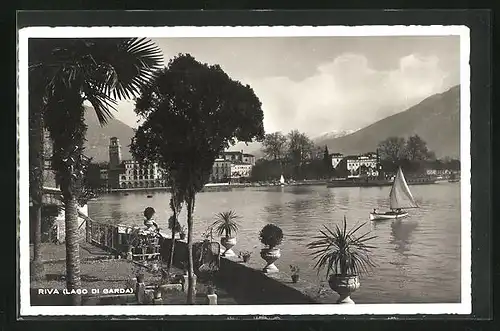 AK Riva, Lago di Garda, See mit Garten und Seegelboot