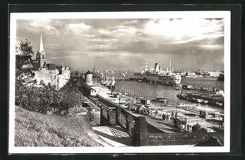 AK Hamburg, Blick vom Stintfang auf Übeseebrücke mit Passagierschiff Arcadia