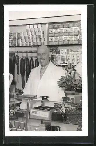 Foto-AK Stolzer Geschäftsbesitzer im Kreise seiner Waren