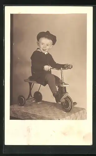 Foto-AK Kleiner Junge auf seinem Dreirad
