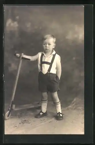 Foto-AK Kleiner Junge mit seinem Roller, Spielzeug