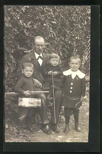 Foto-AK Vater und drei Kinder mit Spielzeuggewehr
