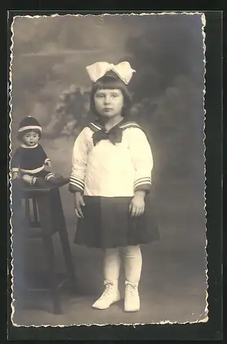 Foto-AK Kleines Mädchen in Matrosenbluse mit Puppe