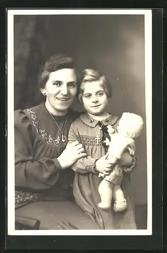 Foto-AK Junge Dame und Mädchen mit Puppe