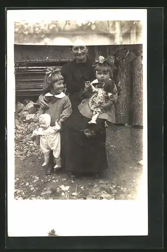 Foto-AK Ältere Dame und zwei Mädchen mit Puppen