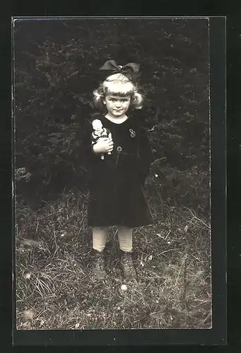 Foto-AK Kleines Mädchen im Samtkleid mit Puppe