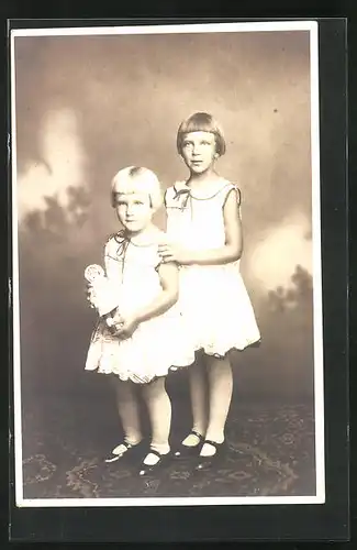 Foto-AK Zwei Mädchen in Kleidern mit Puppe