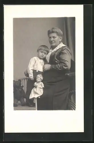 Foto-AK Ältere Dame und kleiner Junge mit Puppe und Teddy