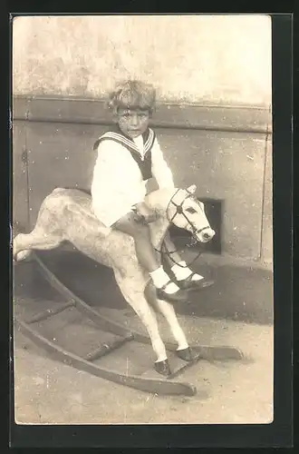 Foto-AK Kleiner Junge im Matrosenanzug auf Schaukelpferd