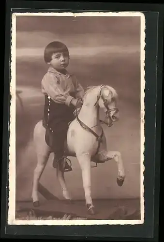 Foto-AK Kleiner Junge auf seinem Spielzeugpferd