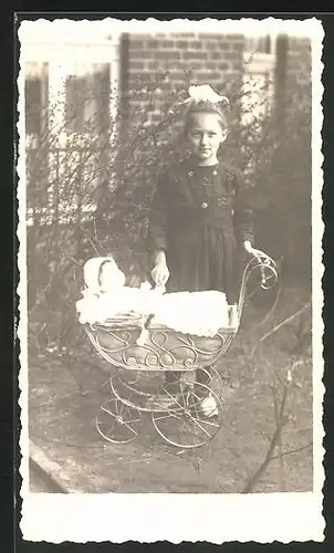 Foto-AK Kleines Mädchen mit Puppe im Puppenwagen