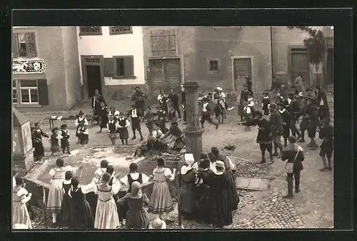 Foto-AK Stühlingen, Bauernkrieg-Festspiele 1925, Einwohner am Brunnen