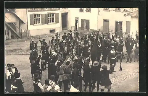 Foto-AK Stühlingen, Bauernkrieg-Festspiele 1925, Einwohner heben ihre Hände