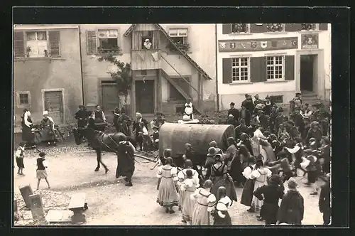 Foto-AK Stühlingen, Bauernkrieg-Festspiele 1925, Menschen folgen Planwagen