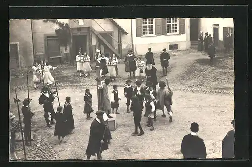 Foto-AK Stühlingen, Bauernkrieg-Festspiele 1925, Kinder stehen vor einem Gekreuzigten