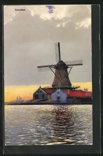 Künstler-AK Photochromie Nr. 2961: Zaandam, Mühle am Wasser in der Dämmerung