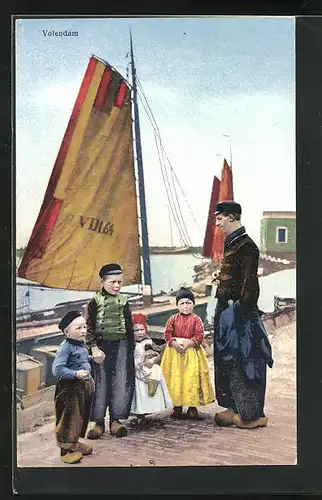 Künstler-AK Photochromie Nr. 4478: Volendam, Kinder vor Seegelboot