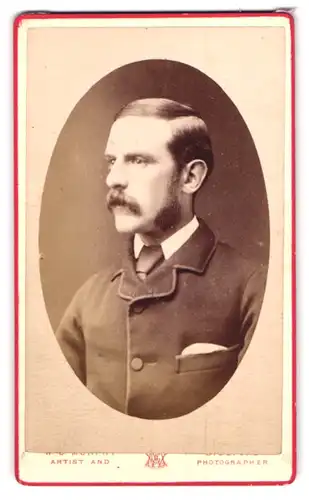Fotografie Wm. C. Murphy, Bideford, 2, 2 a, 3 & 4 Mill Street, Brustportrait charmanter Herr mit Backenbart