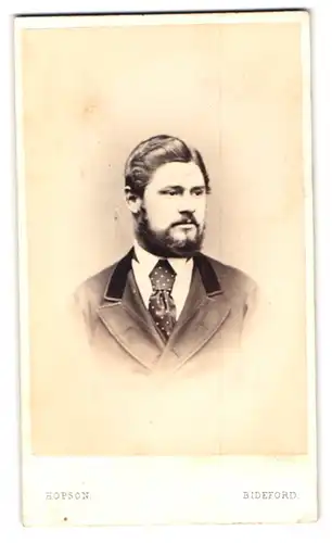 Fotografie George Hopson, Bideford, Mill St., Portrait beleibter Herr mit Backenbart
