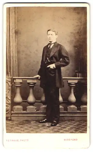 Fotografie T. Tedrake, Bideford, 48, Mill Street, Portrait junger Herr im Anzug mit Krawatte