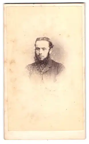 Fotografie T. Tedrake, Bideford, Mill-St., Portrait modisch gekleideter Herr mit Backenbart