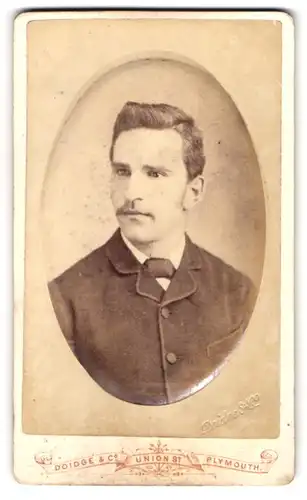 Fotografie Doidge & Co., Plymouth, Union St., Brustportrait charmanter Herr im Anzug mit Fliege