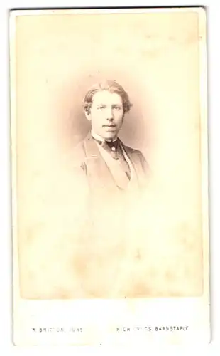 Fotografie W. Britton junr., Barnstaple, High Cross, Portrait charmanter Herr im Anzug mit Krawatte