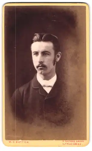 Fotografie W. H. Batten, Ilfracombe, 4, Oxford Grove, Portrait charmanter Herr mit Oberlippenbart