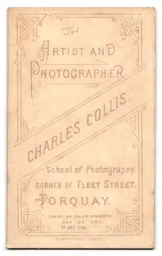 Fotografie Charles Collis, Torquay, Corner of Fleet Street, Brustportrait junger Herr im Anzug mit Krawatte