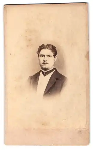 Fotografie George Hopson, Bideford, Mill St., Portrait junger Herr im modischen Anzug