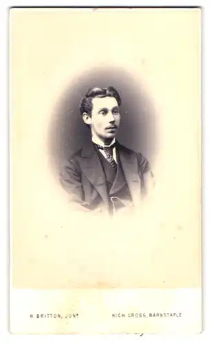Fotografie W. Britton junr., Barnstaple, High Cross, Portrait junger Herr im Anzug mit Krawatte