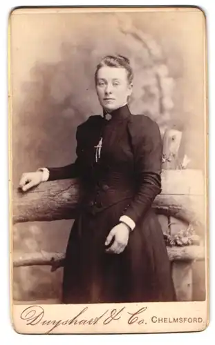 Fotografie Duyshart & Co., Chelmsford, Portrait junge Dame in modischer Kleidung