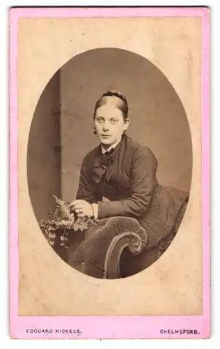 Fotografie Edouard Nickels, Chelmsford, Duke Street, Portrait junge Dame in modischer Kleidung