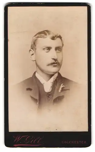 Fotografie W. Gill, Colchester, Portrait charmanter Herr mit Oberlippenbart
