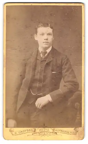 Fotografie W. Croydon, London, Westbourne Park, 94 Cornwall Rd., Portrait junger Herr im Anzug mit Krawatte