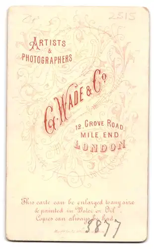 Fotografie G. Wade & Co., London, 12, Grove Road, Portrait modisch gekleideter Herr mit verschränkten Armen