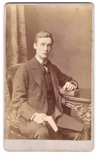 Fotografie W. Lacey, London-SE, 20, Blackfriars Road, Portrait modisch gekleideter Herr mit Buch