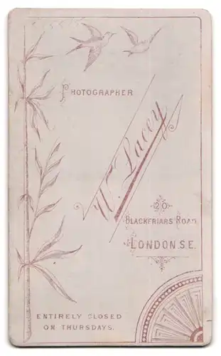 Fotografie W. Lacey, London-SE, 20, Blackfriars Road, Portrait modisch gekleideter Herr mit Buch