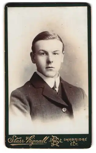 Fotografie Starr Rignall, Cambridge, Portrait junger Herr im Anzug mit Krawatte