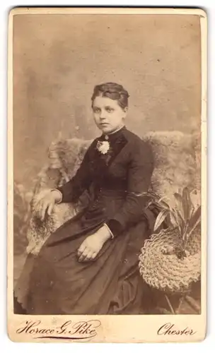 Fotografie Horace G. Pike, Chester, 38, Bridge Street, Portrait junge Dame im Kleid