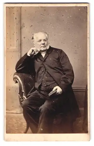 Fotografie Smith, Stroud, Lansdown, Portrait älterer Herr in schwarzer Kleidung mit Bart