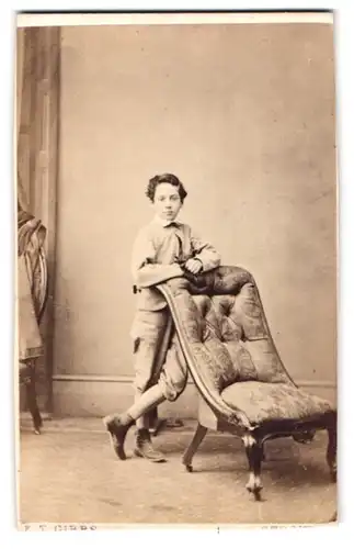 Fotografie E. T. Gibbs, Stroud, 18, George Street, Portrait junger Mann in modischer Kleidung