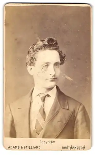 Fotografie Adams & Stilliard, Southampton, 32, High Street, Portrait junger Herr im Anzug mit Krawatte