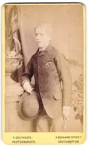 Fotografie G. Southgate, Southampton, 4, Bernard Street, Portrait junger Herr in modischer Kleidung