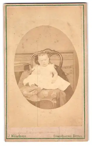 Fotografie J. Wakeham, Stonehouse, 32, Union Street, Portrait süsses Kleinkind im weissen Kleid