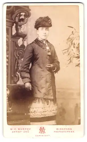 Fotografie W. C. Murphy, Bideford, 2, 2 a, 3 & 4, Portrait junge Dame im Mantel mit Handschuhen